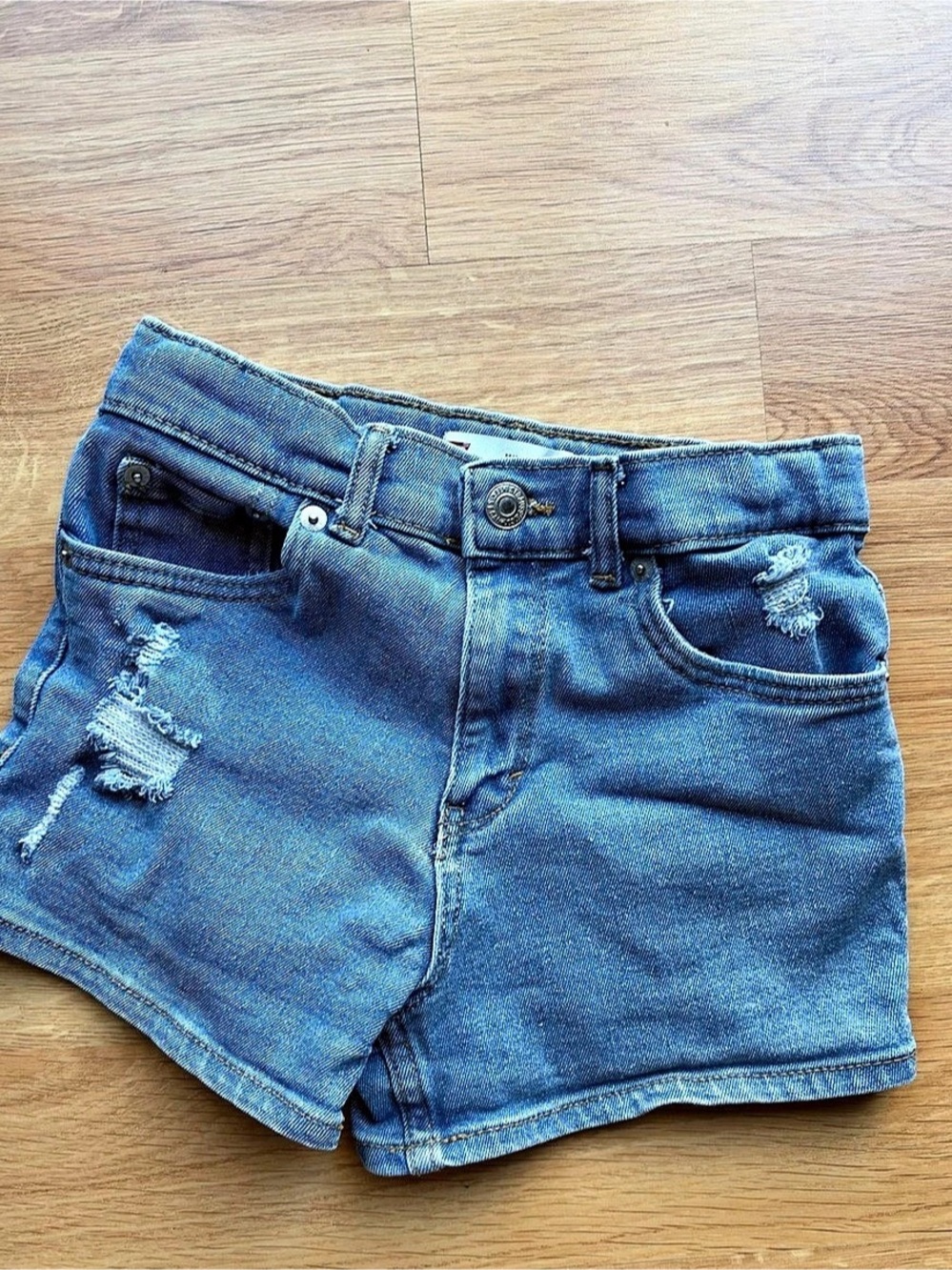 Levi's Mini Mom Shorts Distressed Denim in Blue